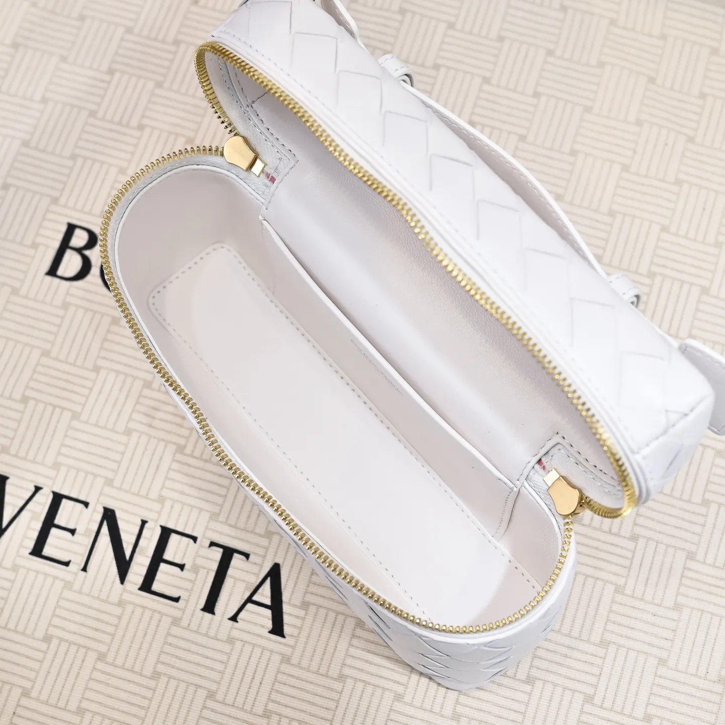 Batch 1360 Bottega Veneta 24 spring and summer woven zipper crossbody bag. A crossbody bag that can be used as a cosmetic bag. The exquisite weaving and compact body are an indispensable accessory for the upcoming summer. The double zipper also better protects the bag. It has a large capacity. If you like it, don’t miss it. Style number: 9109 Size: 22*12.5*5cm